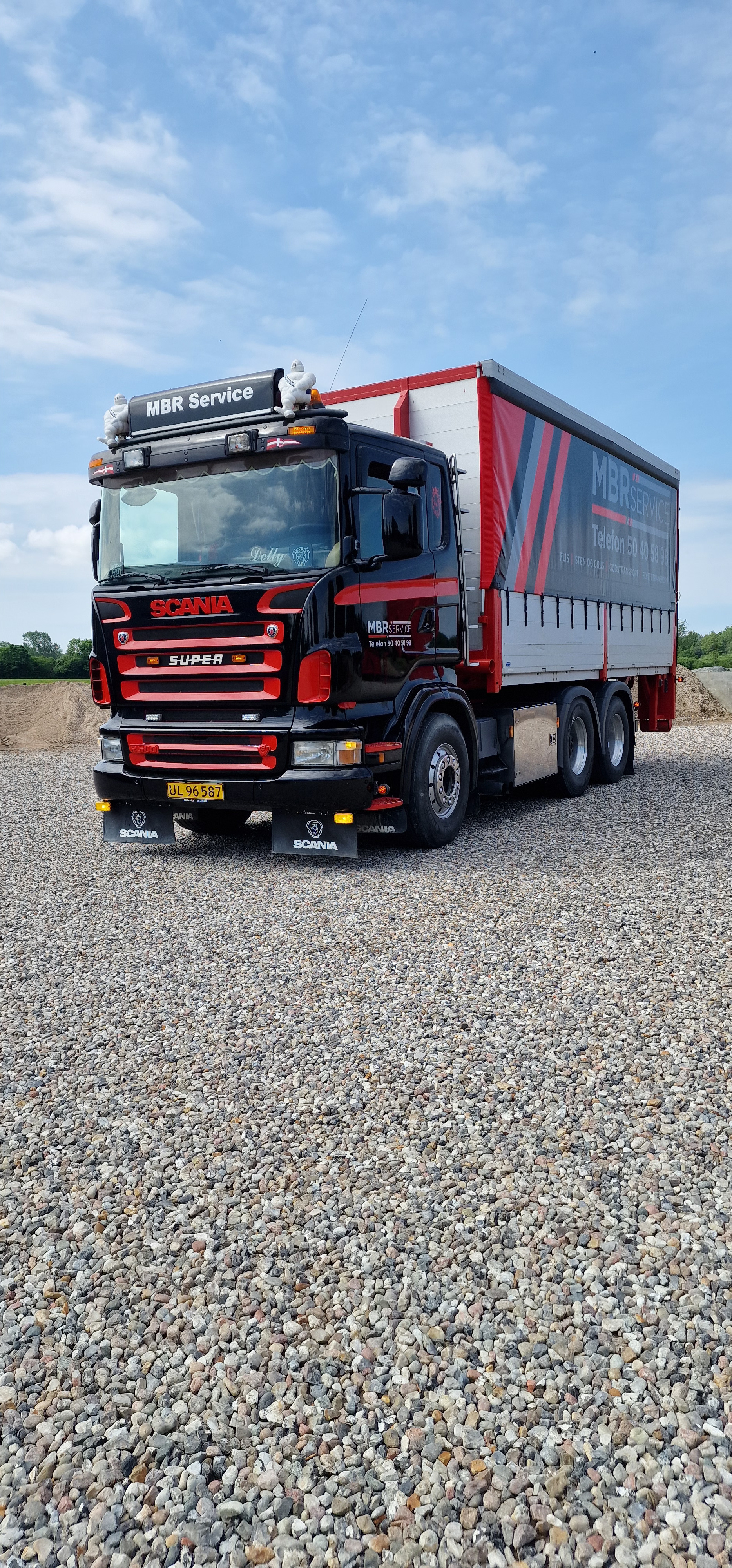 vognmandskørsel på Fyn, lastbil til levering af grus og sten, lokal vognmand i Svendborg, transport med lille lastbil, levering af byggematerialer, vognmand læsser grus, fleksibel vognmandstjeneste, vognmand med fokus på præcision og kvalitet, MBR Service transport og levering, vognmand med mingraver, levering til private og erhverv