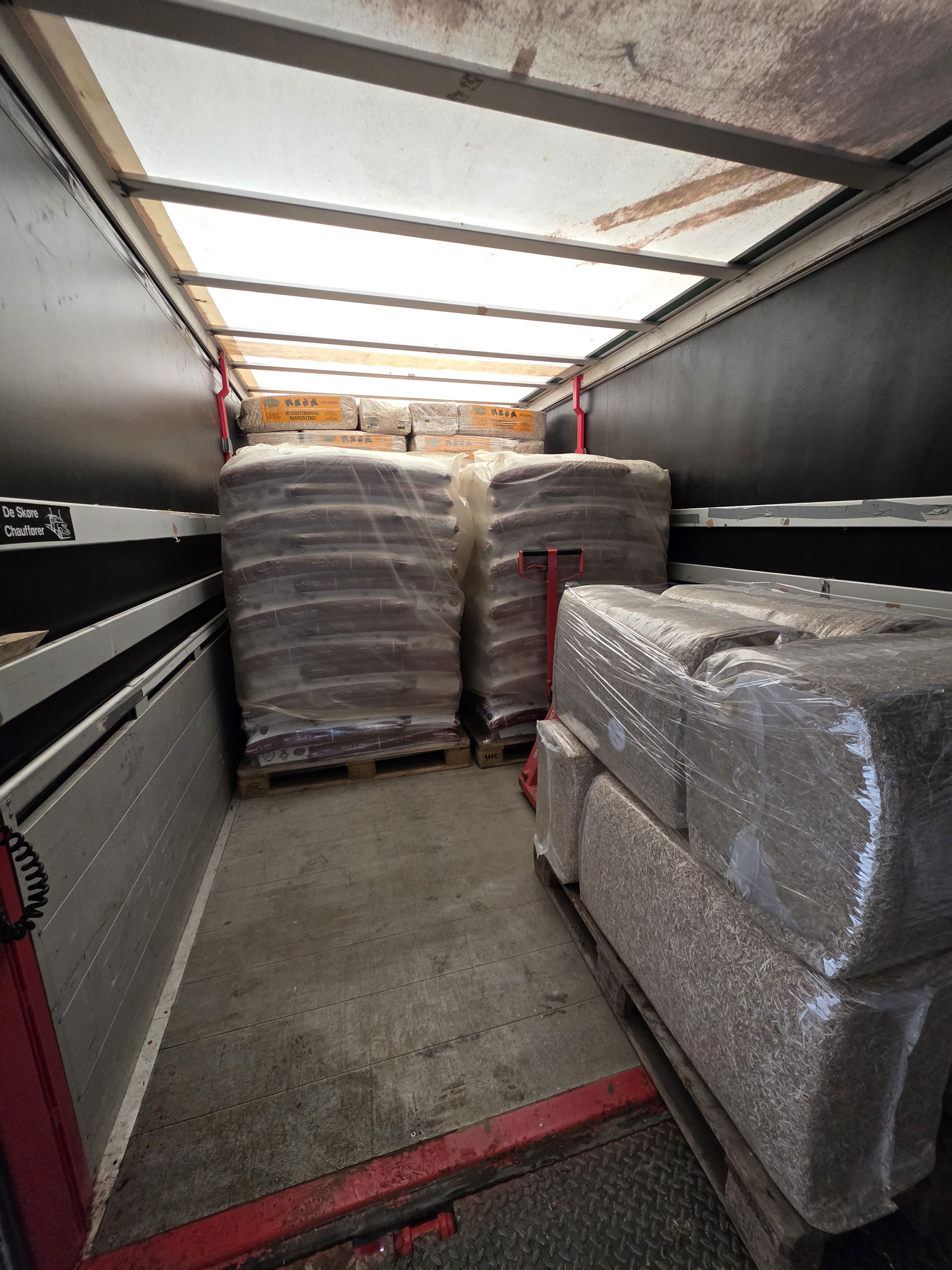 vognmandskørsel på Fyn, lastbil til levering af grus og sten, lokal vognmand i Svendborg, transport med lille lastbil, levering af byggematerialer, vognmand læsser grus, fleksibel vognmandstjeneste, vognmand med fokus på præcision og kvalitet, MBR Service transport og levering, vognmand med mingraver, levering til private og erhverv