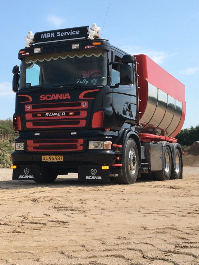 vognmandskørsel på Fyn, lastbil til levering af grus og sten, lokal vognmand i Svendborg, transport med lille lastbil, levering af byggematerialer, vognmand læsser grus, fleksibel vognmandstjeneste, vognmand med fokus på præcision og kvalitet, MBR Service transport og levering, vognmand med mingraver, levering til private og erhverv