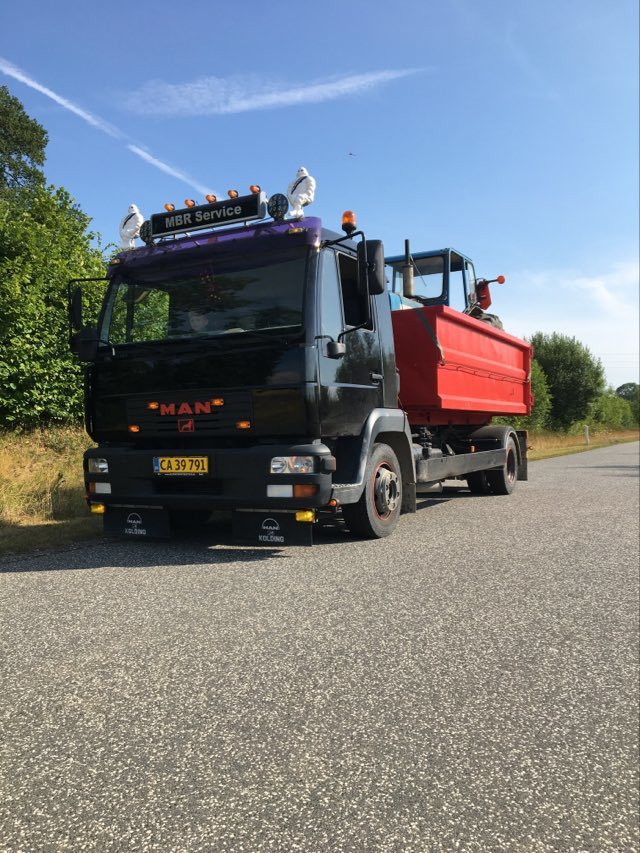 vognmandskørsel på Fyn, lastbil til levering af grus og sten, lokal vognmand i Svendborg, transport med lille lastbil, levering af byggematerialer, vognmand læsser grus, fleksibel vognmandstjeneste, vognmand med fokus på præcision og kvalitet, MBR Service transport og levering, vognmand med mingraver, levering til private og erhverv