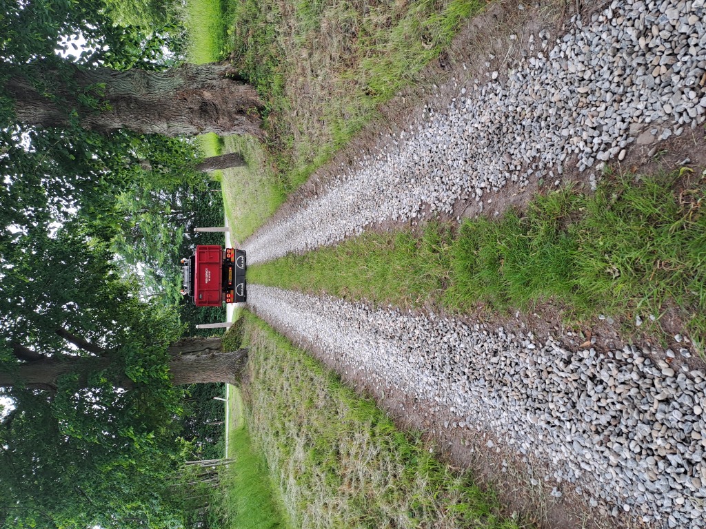 vognmandskørsel på Fyn, lastbil til levering af grus og sten, lokal vognmand i Svendborg, transport med lille lastbil, levering af byggematerialer, vognmand læsser grus, fleksibel vognmandstjeneste, vognmand med fokus på præcision og kvalitet, MBR Service transport og levering, vognmand med mingraver, levering til private og erhverv
