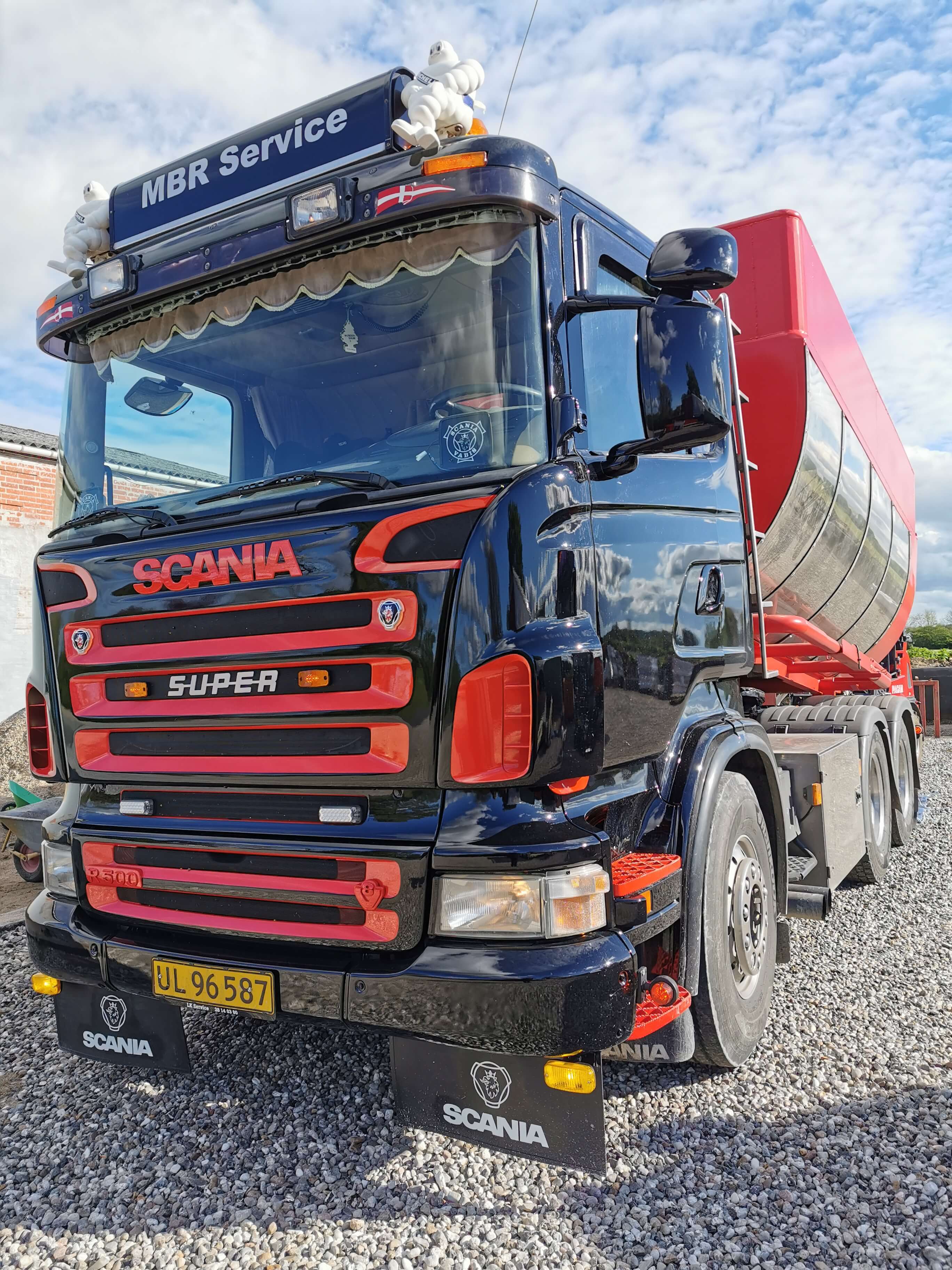 vognmandskørsel på Fyn, lastbil til levering af grus og sten, lokal vognmand i Svendborg, transport med lille lastbil, levering af byggematerialer, vognmand læsser grus, fleksibel vognmandstjeneste, vognmand med fokus på præcision og kvalitet, MBR Service transport og levering, vognmand med mingraver, levering til private og erhverv