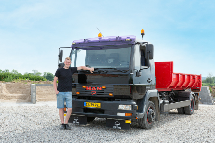 lille lastbil til gruslevering på Fyn, skånsom gruslevering med kompakt lastbil, MBR Service lastbil leverer sten og grus i små mængder, gruslevering i smalle områder uden at beskadige underlag, specialkøretøj til levering af grus og sten i Svendborg og omegn