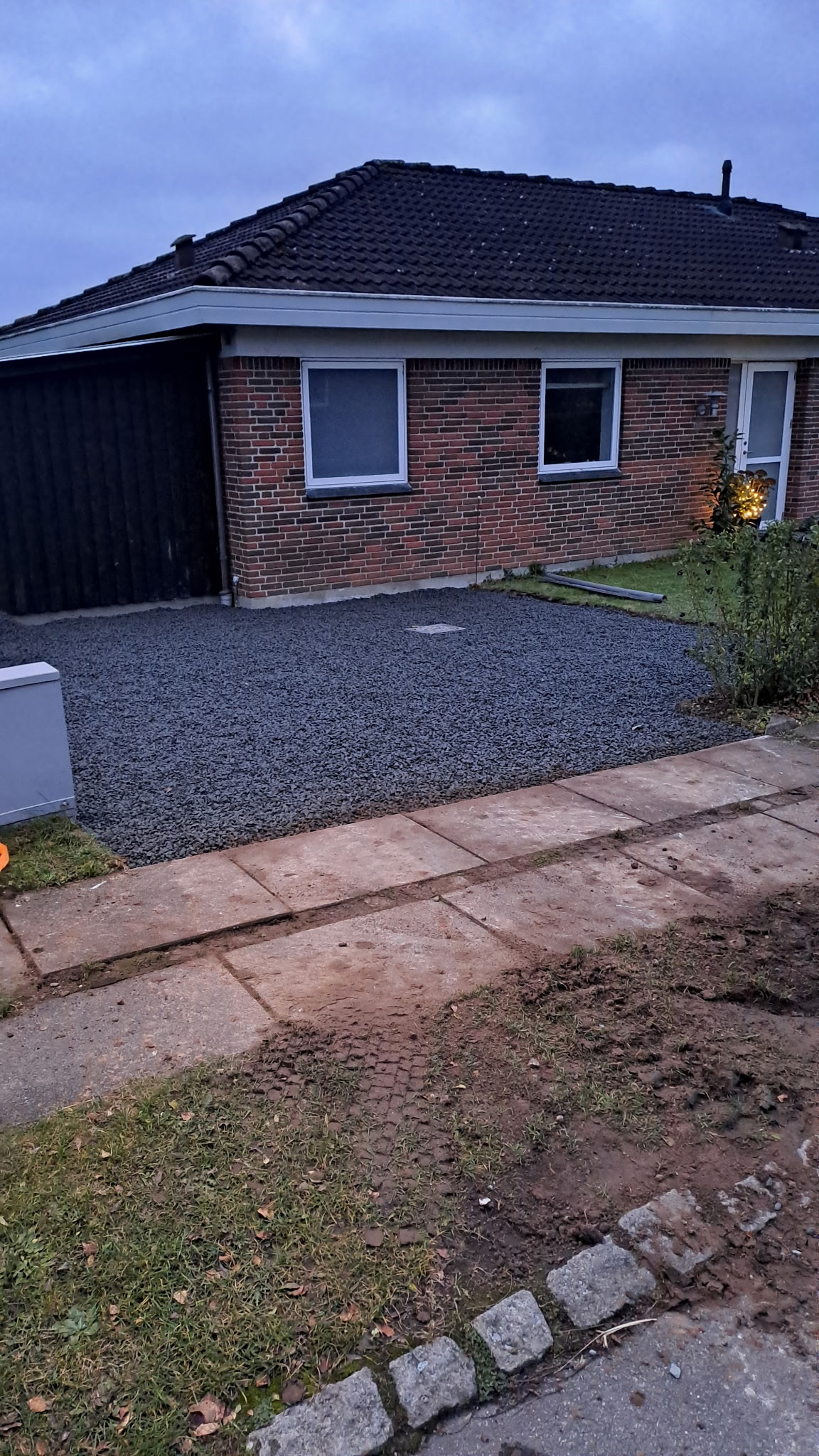 Klargjort og planeret areal efter udført minigraverarbejde – Granitskærver udlagt til indkøsel - MBR Service på Fyn næ Svendborg.