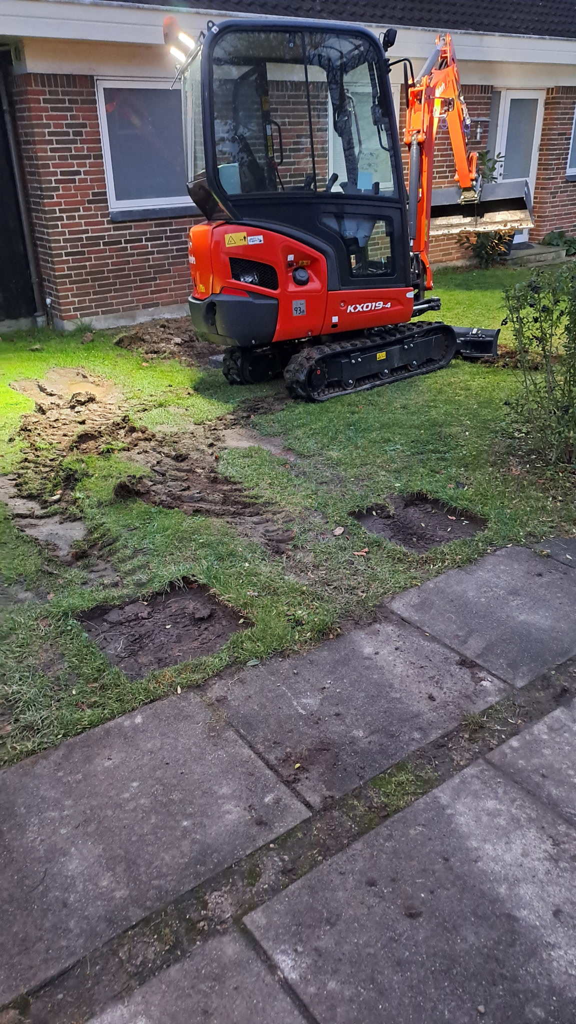 Udgravning i have udført med minigraver på Fyn – forberedelse til ny belægning - MBR Service på Fyn nær Svendborg