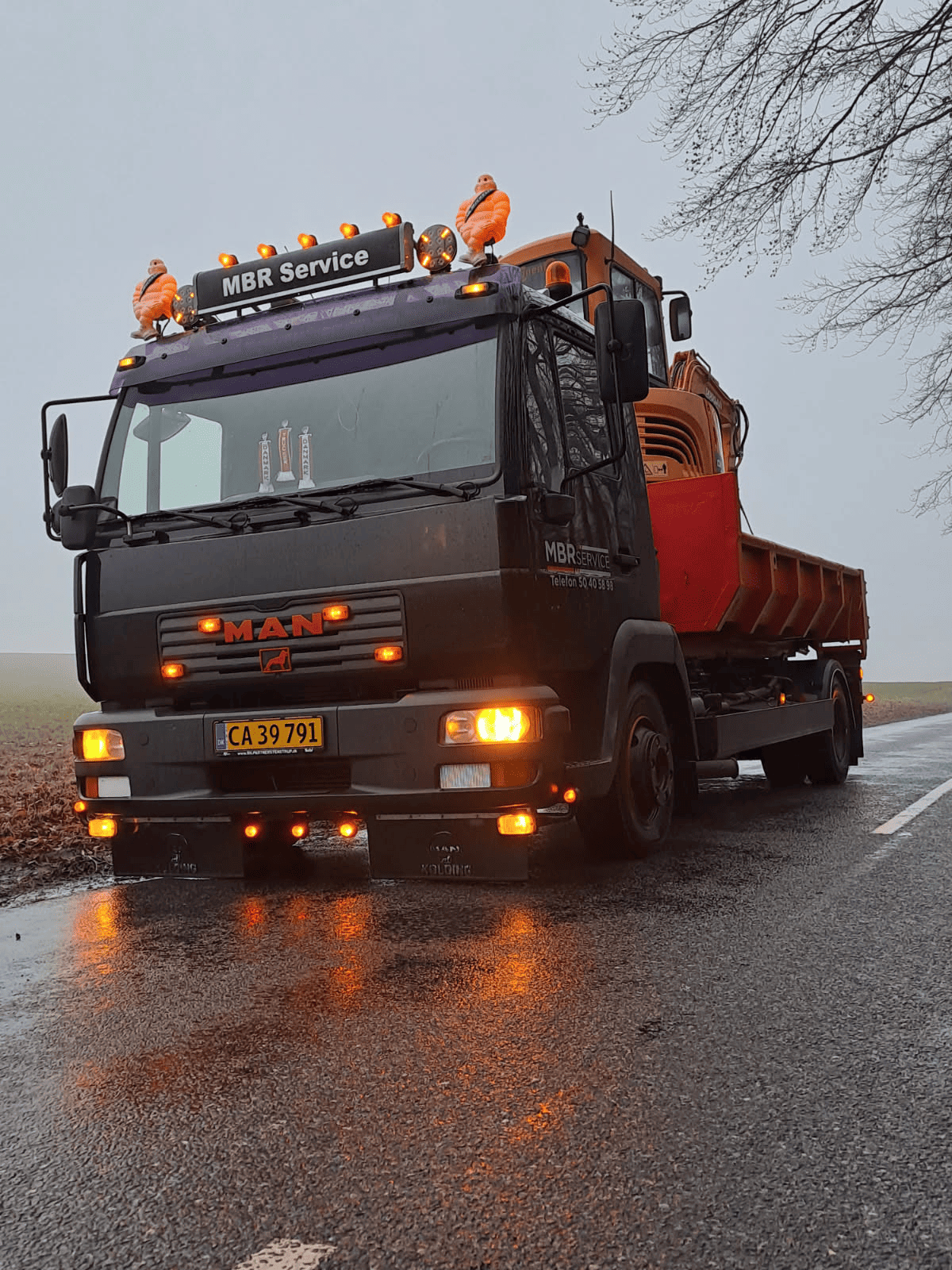 Minigraver og lastbil fra MBR Service udfører opgaver på hele Fyn