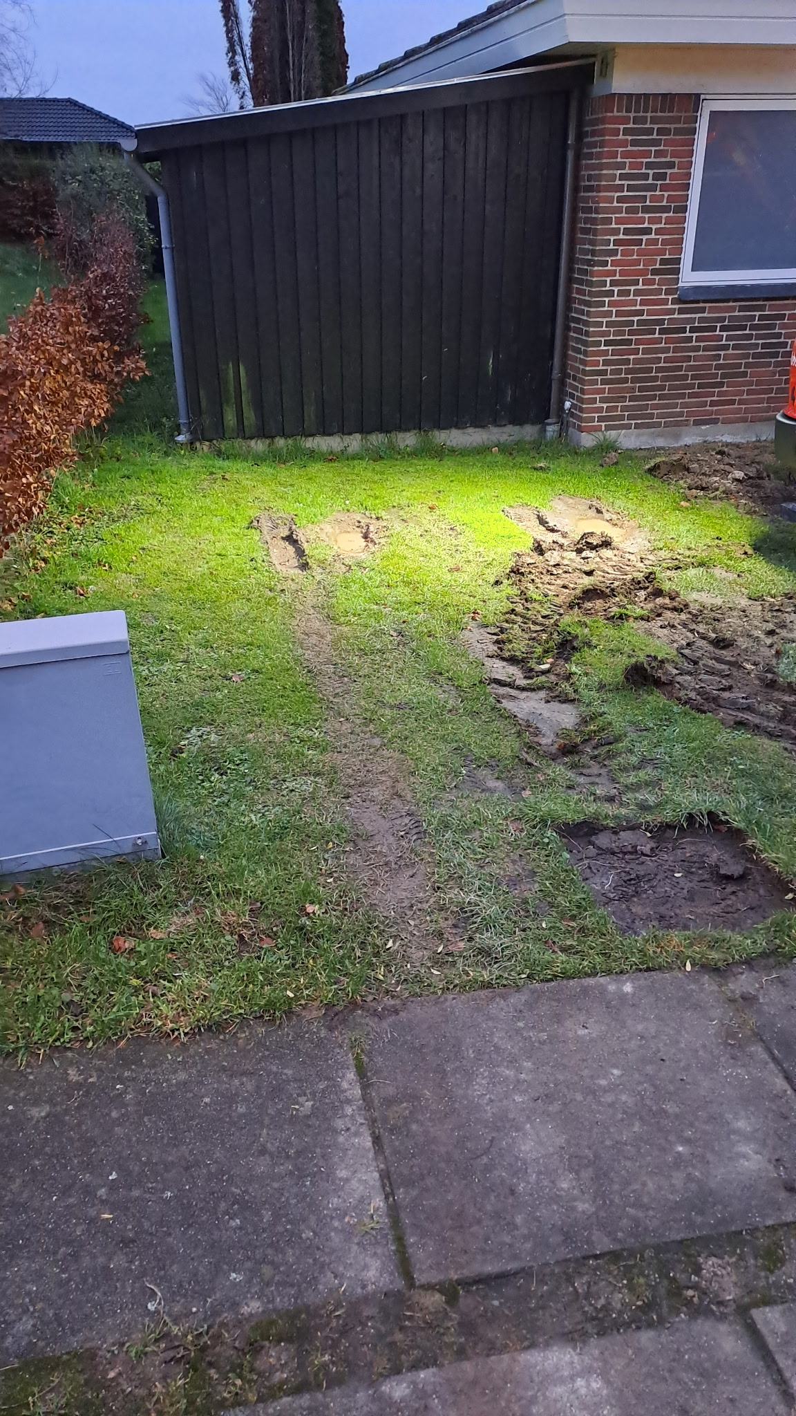 Udgravning til indkørsel udført med minigraver på Fyn – forberedelse til ny belægning - Materialer leveret fra MBR service på Fyn nær Svendborg