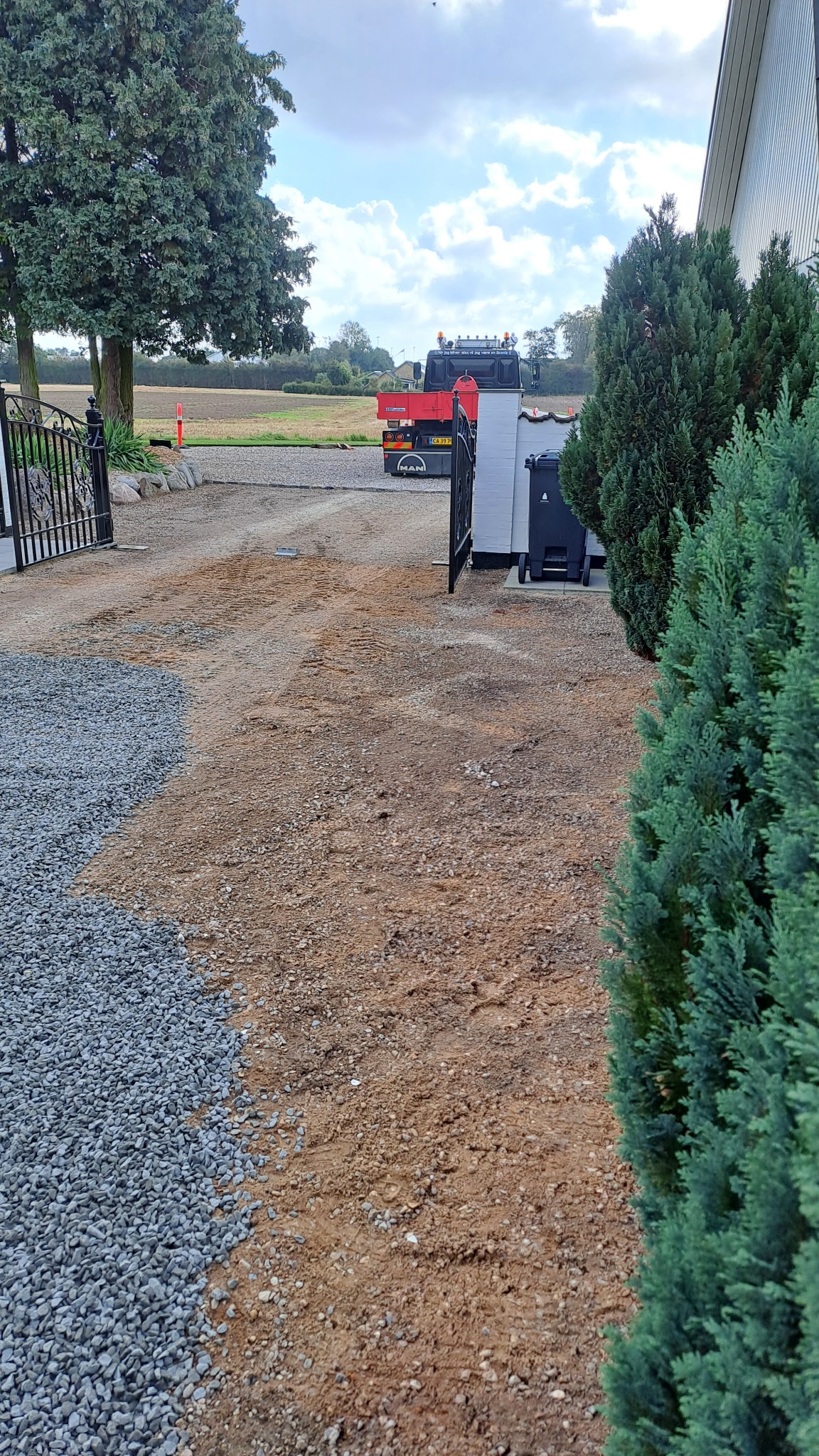 Klargøring af indkørsel med minigraver og stabilgrus – grundarbejde på Fyn udført af MBR Service nær Svendborg