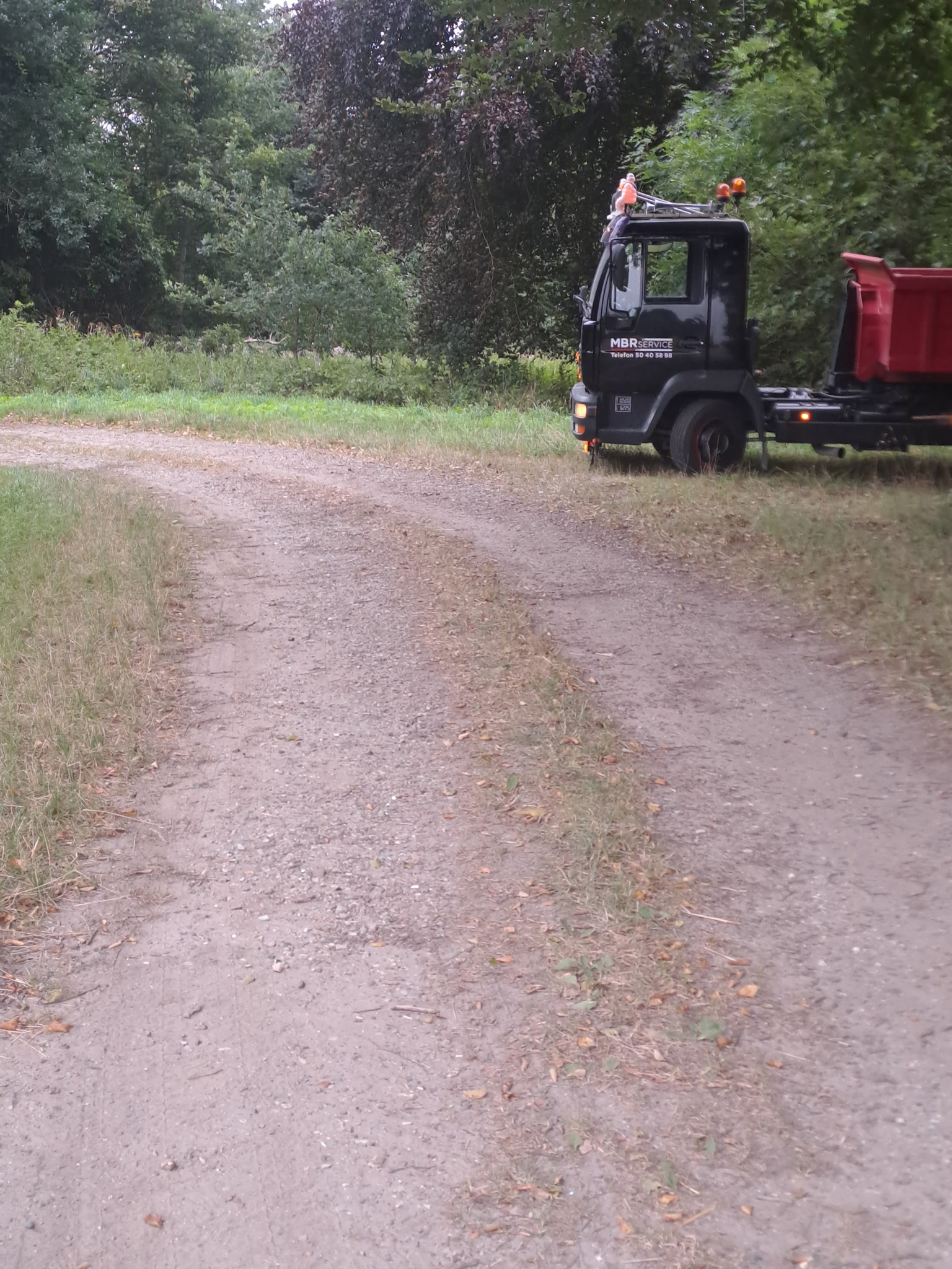 Klargøring af grusvej med lastbil og materialer – grundarbejde på Fyn